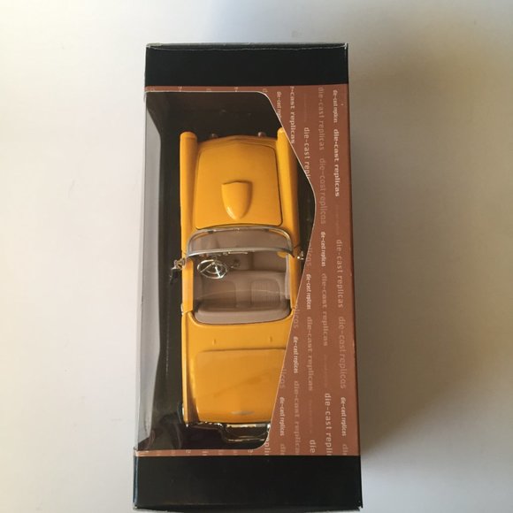 Motor Max 1956 FORD Thunderbird Convertible 1:24 Die-Cast Collection Replica Car - Picture 3 of 5